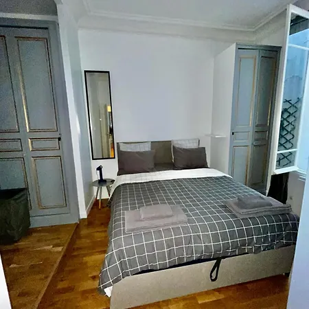 Appartamento 2 Bedroom With Spacious Terrace Minutes From Champs Elysées