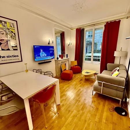 Appartamento 2 Bedroom With Spacious Terrace Minutes From Champs Elysées Parigi