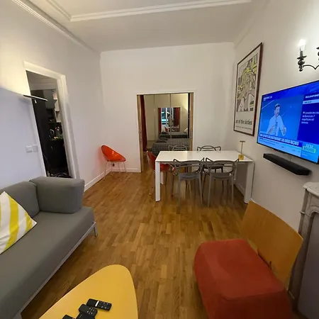 2 Bedroom With Spacious Terrace Minutes From Champs Elysées
